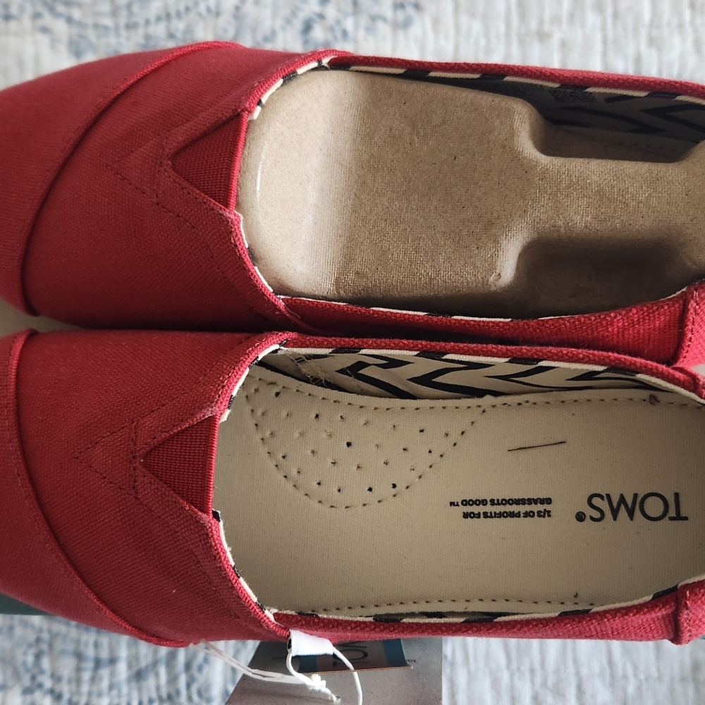 Tom's womens Alpargata slip on canvas flats color red size 7.5 - Picture 2 of 11